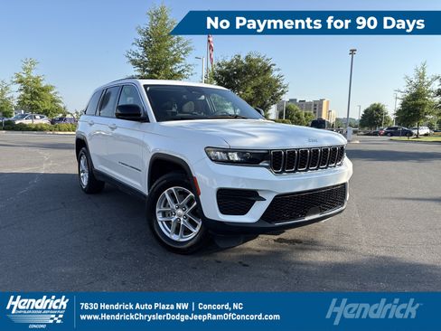 Certified 2023 Jeep Grand Cherokee Laredo AWD/4WD image 1
