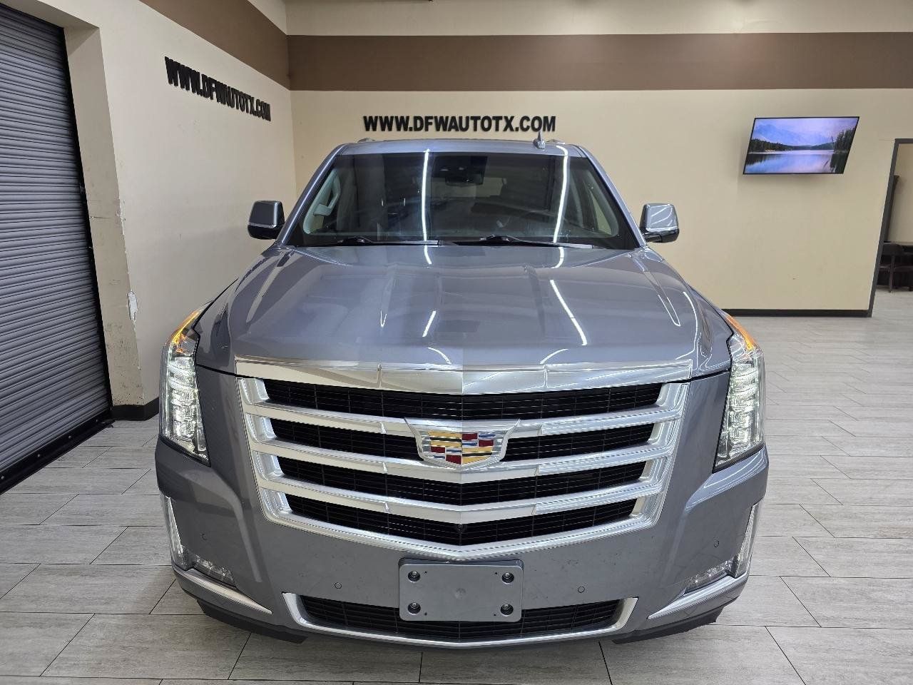 Used 2018 Cadillac Escalade ESV Luxury RWD image 3