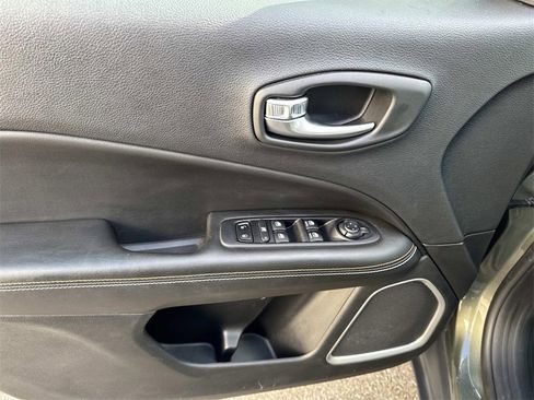 Used 2019 Jeep Compass Latitude image 17