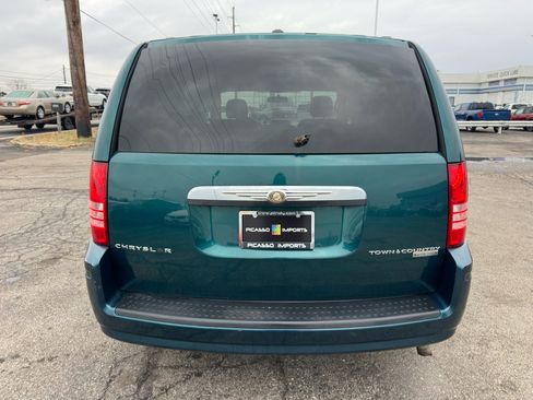Used 2009 Chrysler Town & Country Touring image 7
