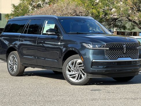 New 2025 Lincoln Navigator L Reserve image 2