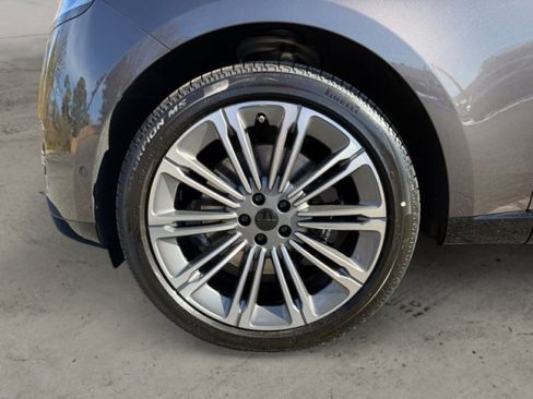 New 2026 Land Rover Range Rover Long Wheelbase SE image 9