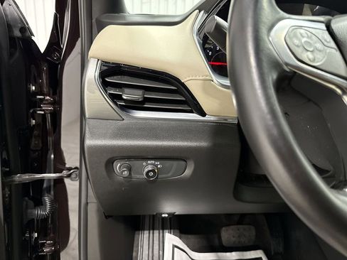 Used 2022 Chevrolet Traverse LT image 18