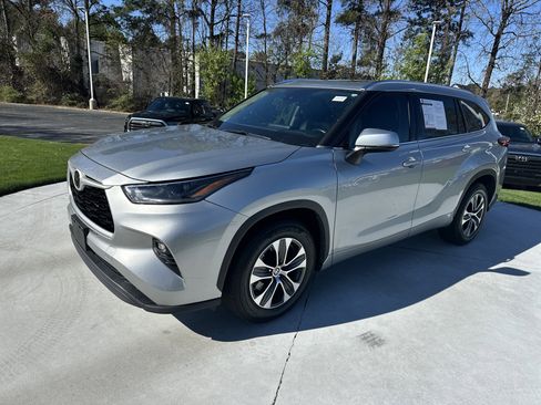 Certified 2021 Toyota Highlander XLE image 5