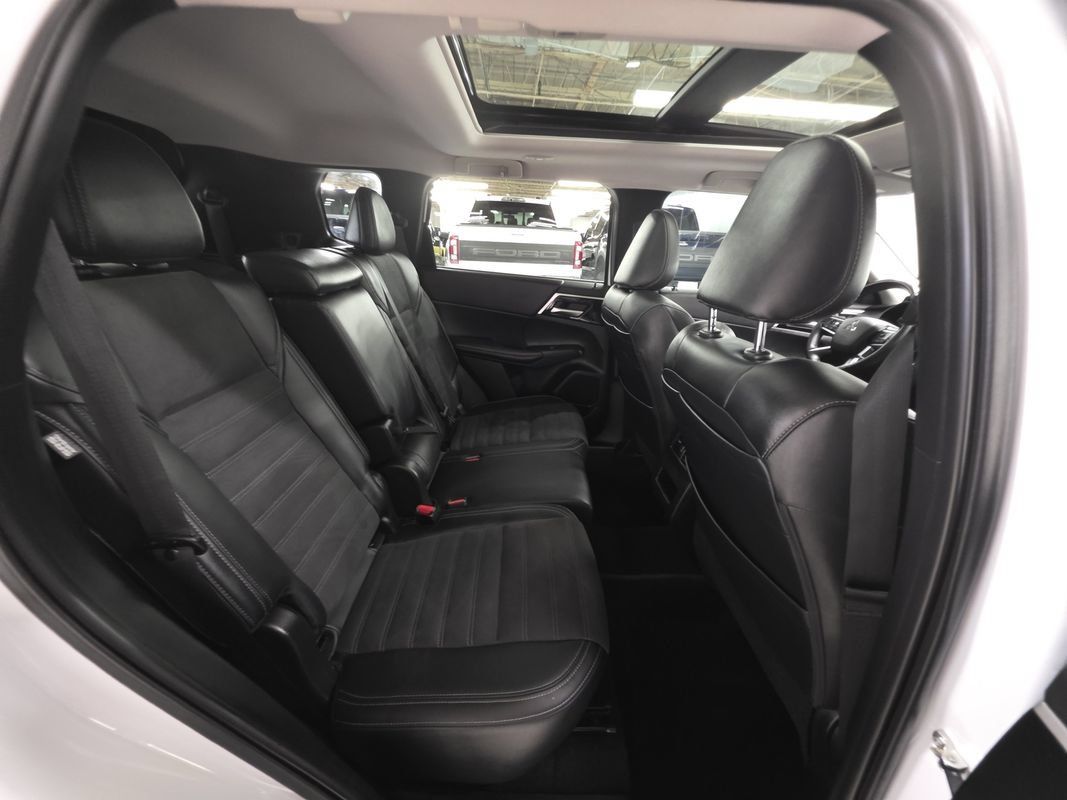 Used 2024 Mitsubishi Outlander AWD image 26