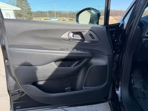 Used 2025 Chrysler Pacifica Select image 12