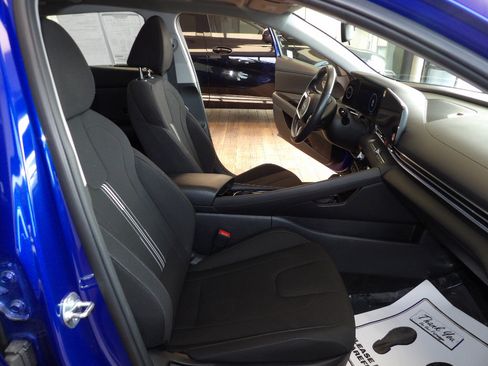 Used 2025 Hyundai Elantra SEL image 14