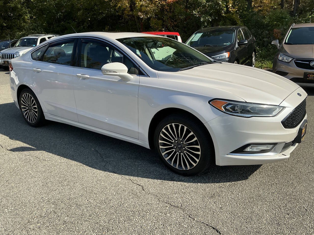 Used 2017 Ford Fusion SE w/ Fusion SE Technology Package FWD image 3