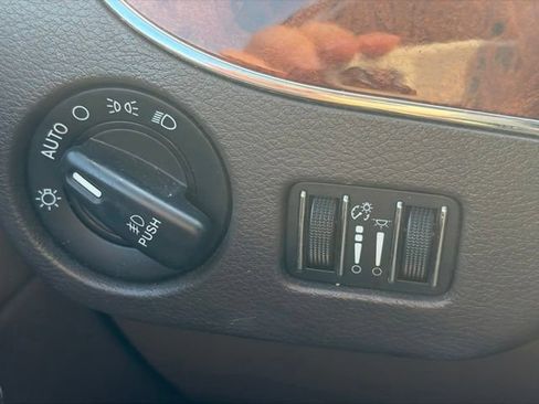 Used 2015 Chrysler Town & Country Touring FWD image 33