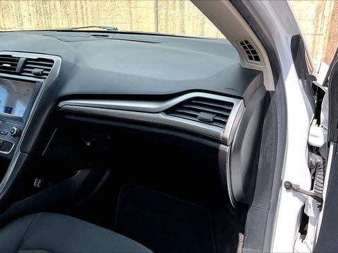 Used 2020 Ford Fusion SE image 19