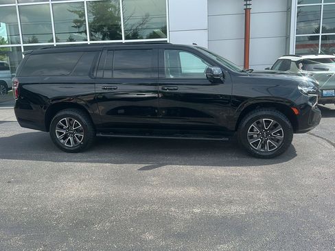 Used 2023 Chevrolet Suburban Z71 w/ Luxury Package AWD/4WD image 2
