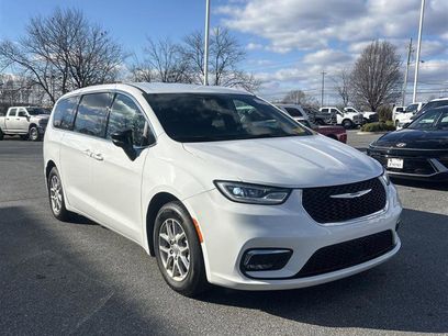 Used 2024 Chrysler Pacifica Touring-L