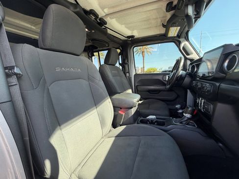 Used 2018 Jeep Wrangler Unlimited Sahara w/ Uconnect 4C Nav & Sound Group AWD/4WD image 19