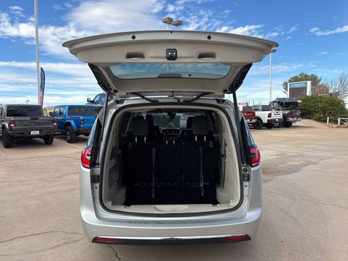 Used 2024 Chrysler Pacifica Touring-L FWD image 45