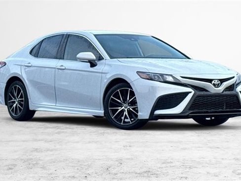 Used 2022 Toyota Camry SE image 2