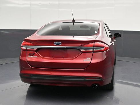 Used 2017 Ford Fusion SE w/ Fusion SE Technology Package FWD image 2