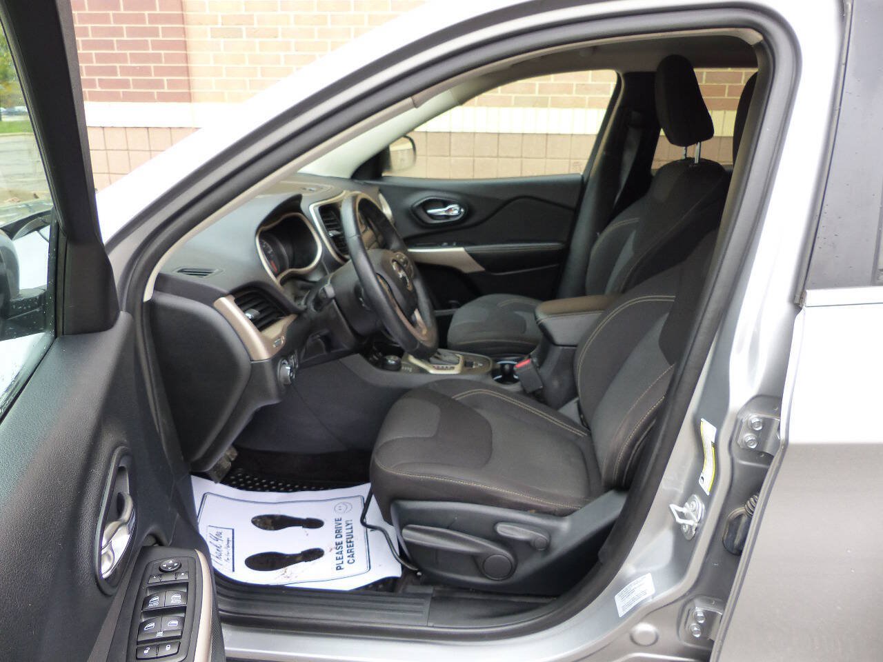 Used 2017 Jeep Cherokee Latitude w/ Cold Weather Group AWD/4WD image 21