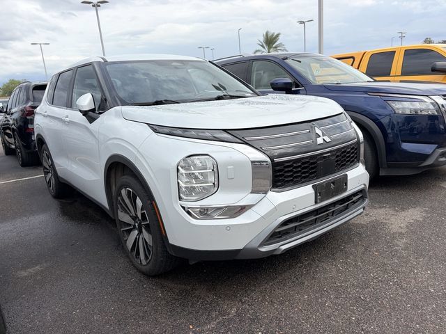 Used 2025 Mitsubishi Outlander AWD image 3