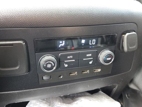 Used 2019 Chevrolet Suburban LT image 17