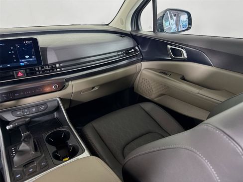 Used 2025 Kia Carnival FWD image 24