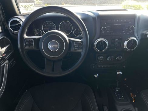 Used 2017 Jeep Wrangler Unlimited Sahara w/ Connectivity Group AWD/4WD image 27
