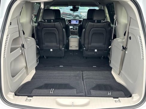 Used 2024 Chrysler Pacifica Touring-L FWD image 4