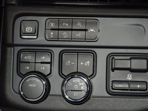 New 2025 Chevrolet Suburban Premier AWD/4WD image 35