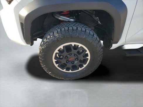 Certified 2025 Toyota Tacoma TRD Off-Road AWD/4WD image 25