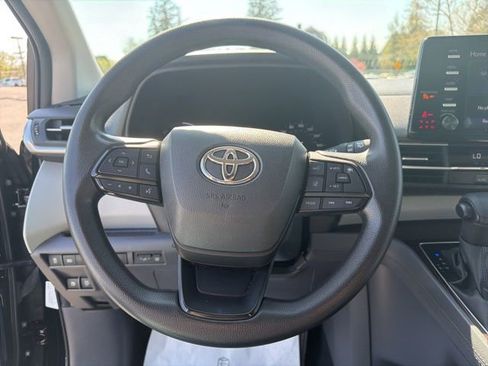 Used 2023 Toyota Sienna LE AWD/4WD image 23