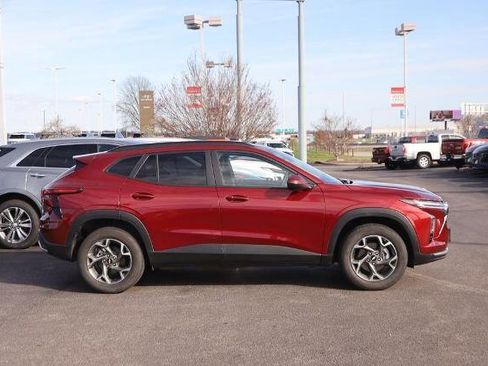 Used 2025 Chevrolet Trax LT w/ LT Convenience Package image 5