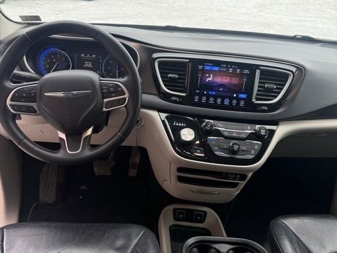 Used 2017 Chrysler Pacifica Touring-L image 12