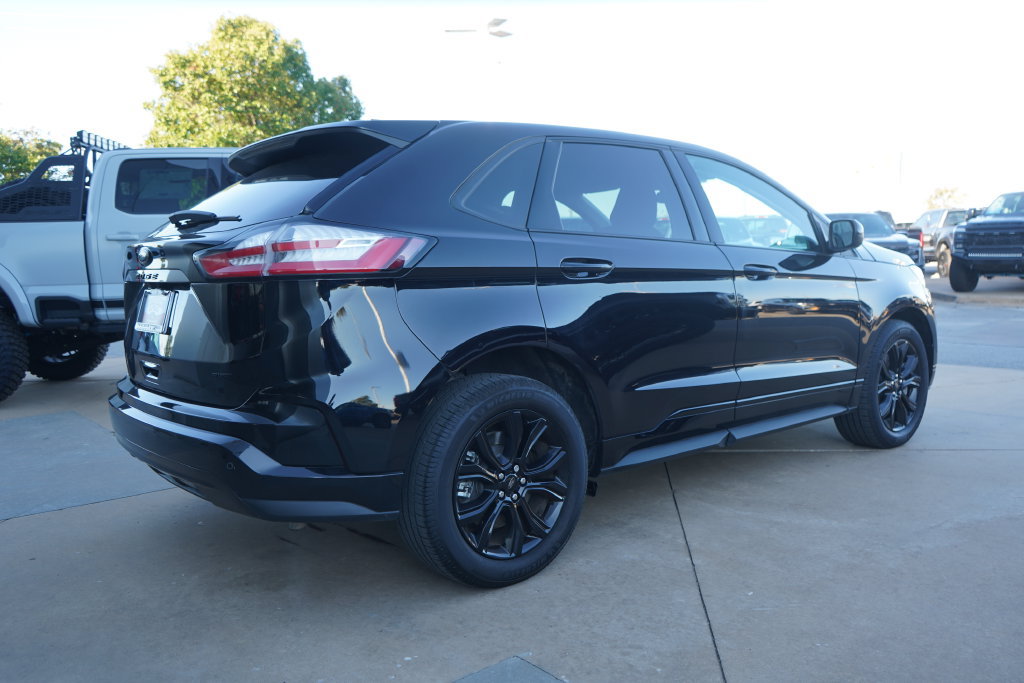 Certified 2024 Ford Edge SE w/ Black Appearance Package AWD/4WD image 10
