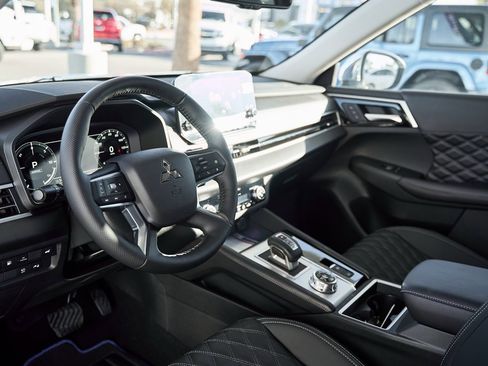 New 2025 Mitsubishi Outlander SEL image 2