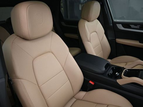 Certified 2025 Porsche Cayenne E-Hybrid w/ Premium Package Plus image 32