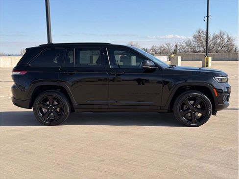 Used 2023 Jeep Grand Cherokee Altitude image 9