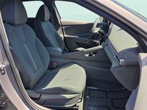 Used 2024 Hyundai Elantra SE FWD image 17