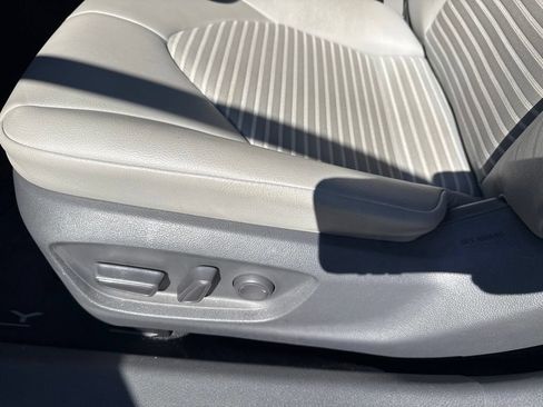 Used 2018 Toyota Camry SE w/ Moonroof Package FWD image 13