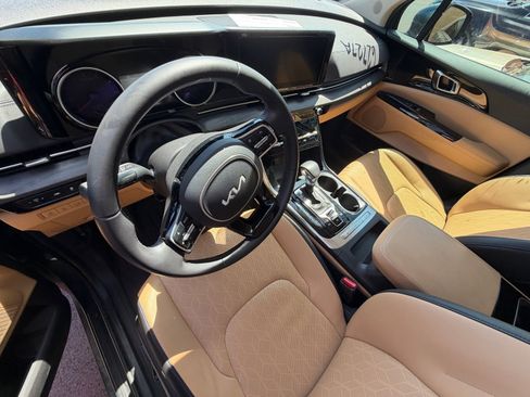 Used 2024 Kia Carnival EX FWD image 7