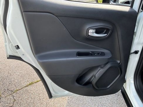 Used 2023 Jeep Renegade Latitude AWD/4WD image 26