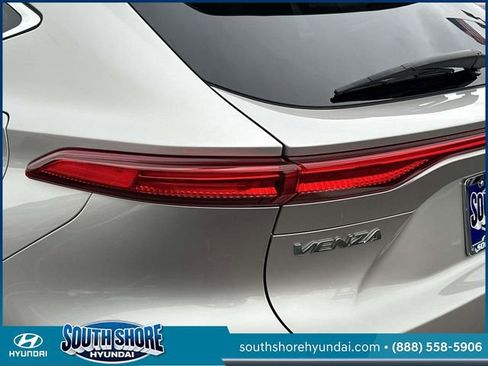 Used 2023 Toyota Venza LE image 11