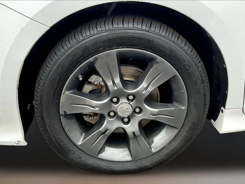 Used 2016 Toyota Sienna SE FWD image 33
