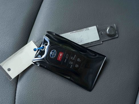 Used 2025 Toyota Sienna XLE FWD image 43