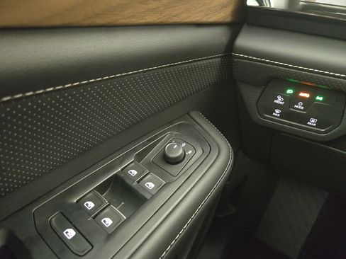 Used 2025 Volkswagen Atlas SE image 30