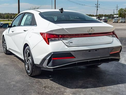 Used 2025 Hyundai Elantra SEL image 3