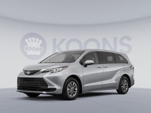 Used 2024 Toyota Sienna LE image 1