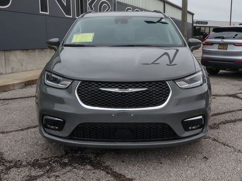 Used 2022 Chrysler Pacifica Touring-L FWD image 2