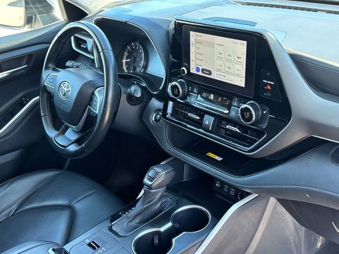 Used 2023 Toyota Highlander XLE image 29