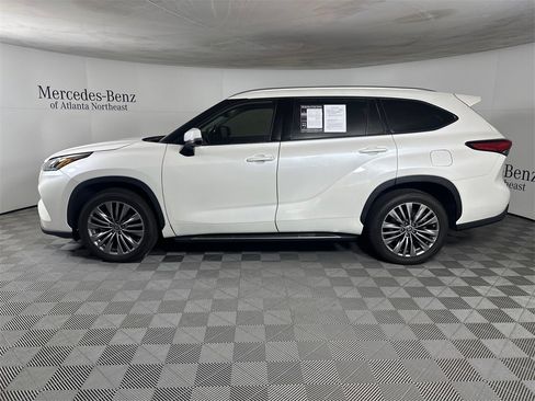 Used 2021 Toyota Highlander Platinum image 4