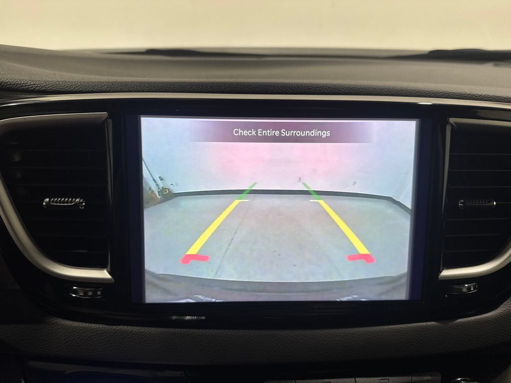 Used 2025 Chrysler Pacifica Select FWD image 10
