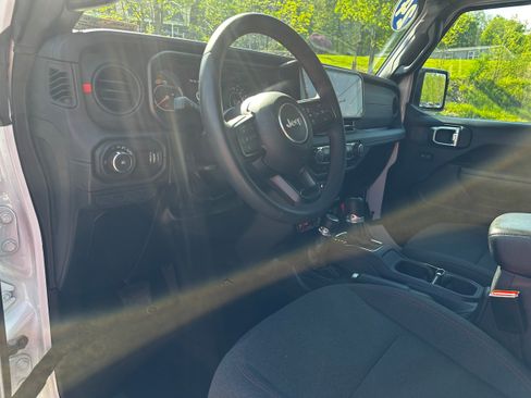 Used 2024 Jeep Wrangler Unlimited Rubicon AWD/4WD image 24